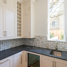 589 1st floor wet bar/bathroom