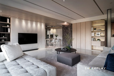 Diseño de salón abierto de tamaño medio con paredes blancas, suelo de baldosas de cerámica, televisor colgado en la pared y suelo blanco