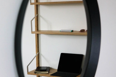 Idée de décoration pour un petit bureau minimaliste avec une bibliothèque ou un coin lecture, un mur blanc et un bureau indépendant.