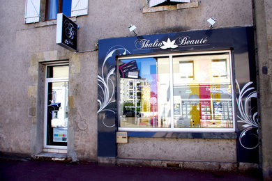 Cette photo montre une maison chic.