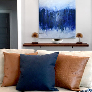 Mittelgroßes, Repräsentatives, Offenes Mediterranes Wohnzimmer mit grauer Wandfarbe, dunklem Holzboden, Kamin und Kaminsims aus Backstein in Atlanta