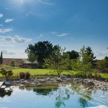 Schwimmteich mit Stauden am Ufer