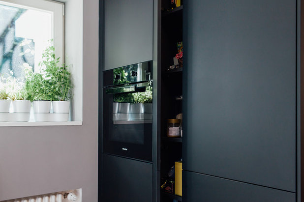 Nahtlos: Diese hellgraue Küche überzeugt mit fugenloser Eleganz