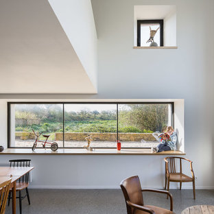 ブレストの広いエクレクティックスタイルのLDKの画像 (白い壁)