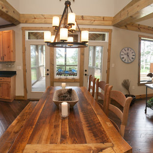 ウィルミントンの広いラスティックスタイルのLDKの画像 (ベージュの壁、濃色無垢フローリング、茶色い床、暖炉なし)