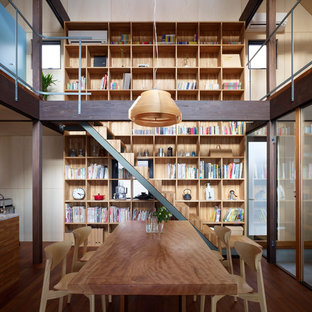 東京23区のコンテンポラリースタイルのLDKの画像 (ベージュの壁、無垢フローリング、茶色い床)