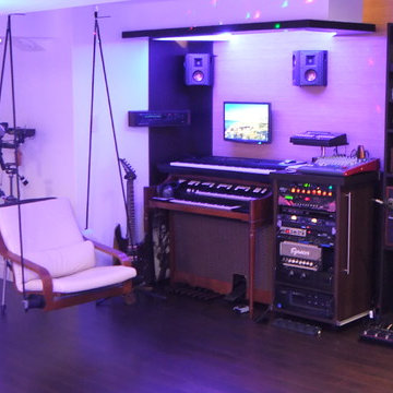 Entertainment room with 3D TV and System Audio (Belgium) surround sound.
