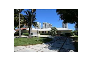 Example of a tuscan home design design in Miami