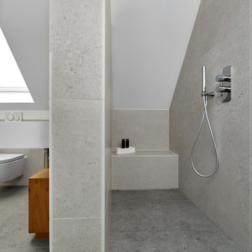 Badezimmer mit Bodenebener Dusche