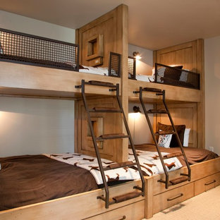 Ispirazione per una camera da letto rustica con pareti beige e moquette