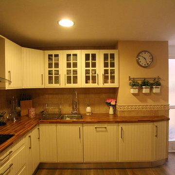 cocina estilo neoclasico con palilleria