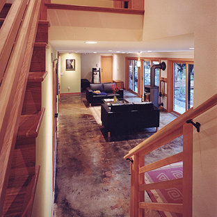 Exempel på en mellanstor klassisk hall, med beige väggar och betonggolv