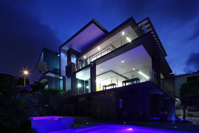 Inspiration for a large contemporary home design in Brisbane.