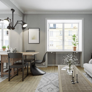 Idéer för att renovera en skandinavisk matplats med öppen planlösning, med grå väggar, mellanmörkt trägolv och brunt golv