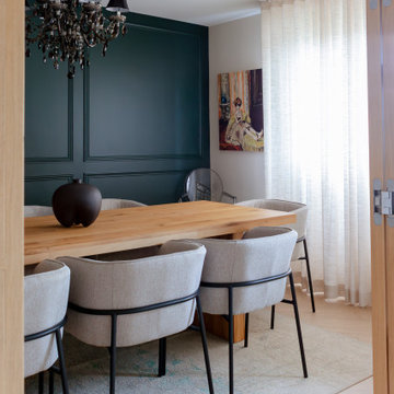 Harmonie contemporaine : Verrière et bois pour un intérieur raffiné