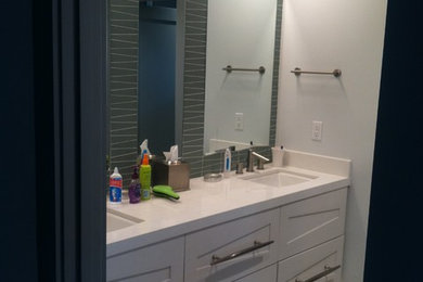 Example of a minimalist bathroom design in Phoenix