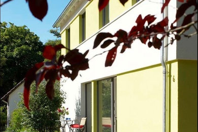 Kleine, Unbedeckte Moderne Terrasse neben dem Haus mit Kübelpflanzen in Hannover