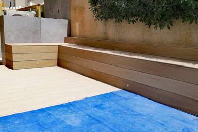 Foto de patio mediterráneo de tamaño medio en patio delantero