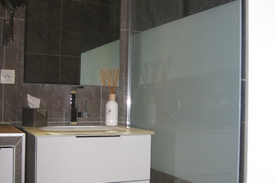 Cette image montre une salle de bain.