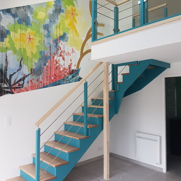 Escalier bleu et bois beige