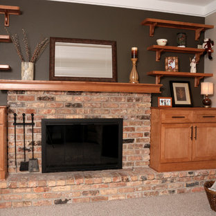 Immagine di un piccolo soggiorno classico stile loft con pareti beige, moquette, cornice del camino in mattoni e porta TV ad angolo