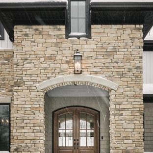 クリーブランドのトランジショナルスタイルのおしゃれな家の外観の写真