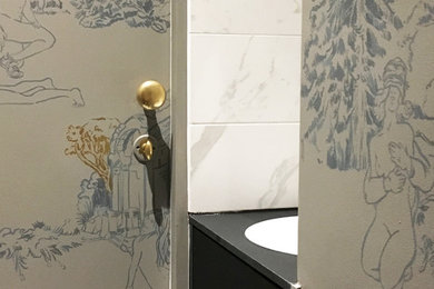 Cette image montre un WC et toilettes design avec un mur gris.