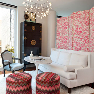 Ispirazione per un piccolo soggiorno classico con sala formale, pareti bianche e pavimento in legno massello medio