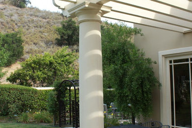 Elegant patio photo in Los Angeles