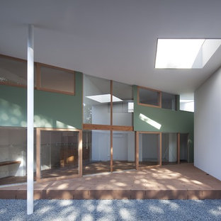 大阪の大きいモダンスタイルのおしゃれな横庭のデッキ (張り出し屋根) の写真