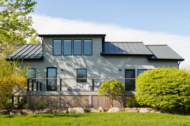 Modelo de fachada de casa gris y negra nórdica pequeña de dos plantas con revestimiento de madera, tejado a dos aguas, tejado de metal y tablilla
