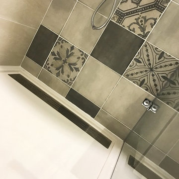 Salle de bains imitation carreaux de ciment mixés avec 30x60