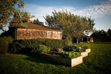 Design ideas for a contemporary vegetable garden landscape in New York.
