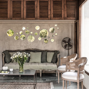 Mediterranes Wohnzimmer mit brauner Wandfarbe in Mumbai