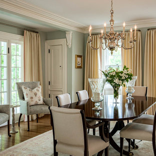 Klassisches Esszimmer mit grüner Wandfarbe und dunklem Holzboden in New York