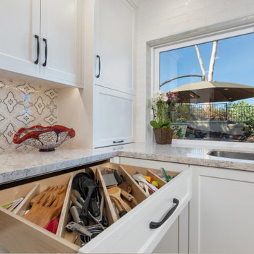 Diagonal utensil divider