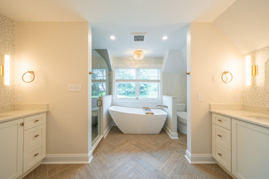 他の地域にある高級なトランジショナルスタイルのおしゃれな浴室の写真