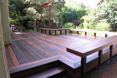 Photo of a contemporary deck in Portland.