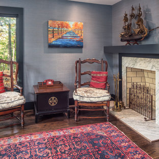 Idéer för ett mellanstort asiatiskt arbetsrum, med ett bibliotek, grå väggar, mellanmörkt trägolv, en öppen hörnspis och en spiselkrans i sten