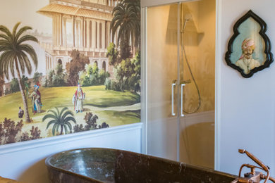 ニースにある高級な中くらいなトロピカルスタイルのおしゃれな浴室の写真