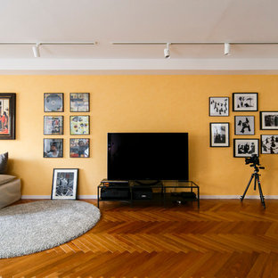 Idee per un soggiorno minimalista con pareti arancioni, parquet scuro e TV autoportante