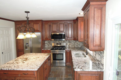 Kitchen - transitional kitchen idea in Detroit