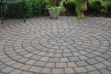 Design ideas for a traditional landscaping in Minneapolis.