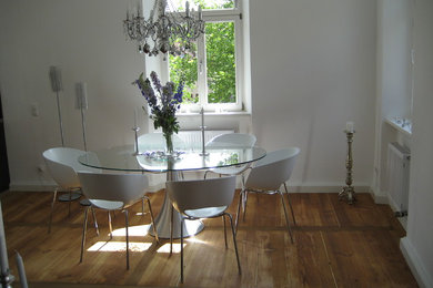 Offenes, Mittelgroßes Modernes Esszimmer mit weißer Wandfarbe und braunem Boden in Nürnberg