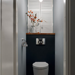 Свежая идея для дизайна: туалет в современном стиле с инсталляцией и разноцветным полом - отличное фото интерьера