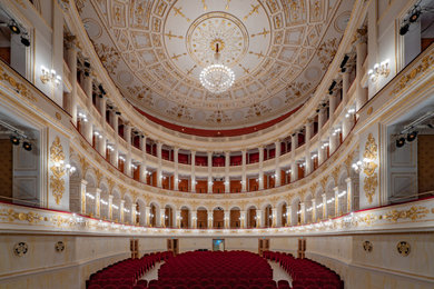 Lampade artigianali e grande lampadario classico per il Teatro Galli a Rimini