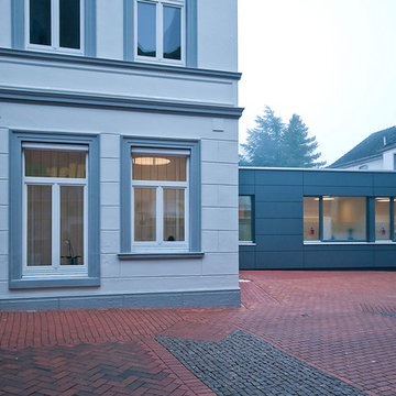 Alte Fassade mit neuem Anbau