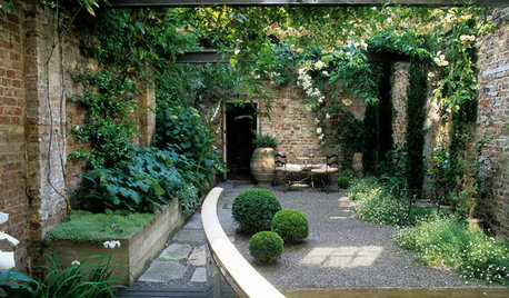 12 Enticing Courtyards and Walled Gardens