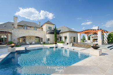 Ejemplo de casa de la piscina y piscina mediterránea en patio trasero con adoquines de piedra natural