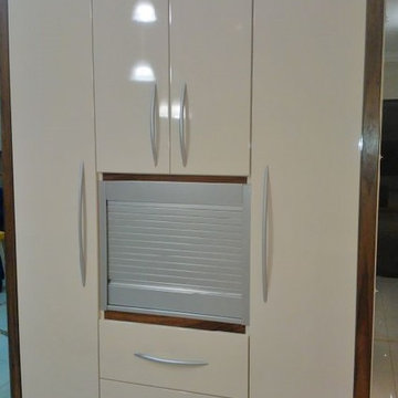 High Gloss Duco with Wallnut Veneer